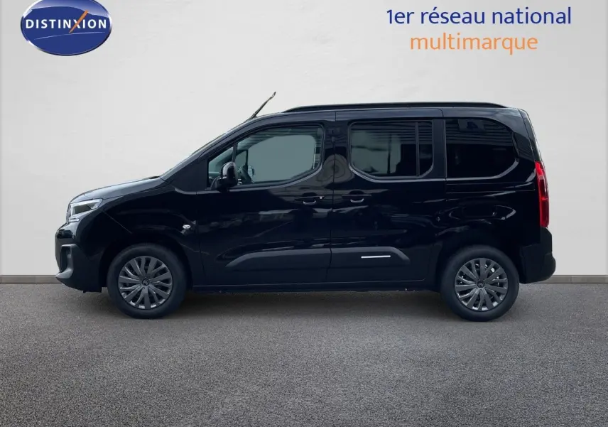 Profil latéral droit d’un Citroën Berlingo MPV M noir Perla Nera 2026 avec vitres teintées et jantes alliage.