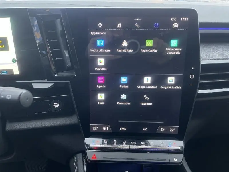 Écran tactile central allumé avec interface multimédia dans l'habitacle du Renault Austral blanc 2023.