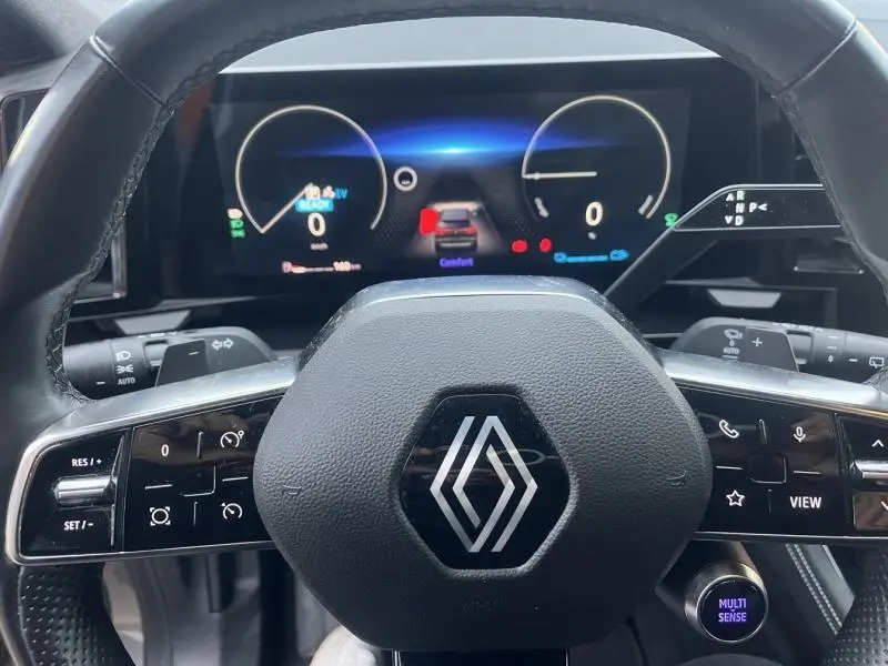 Vue rapprochée du volant cuir Renault Australe 2023 avec tableau de bord numérique et commandes multifonctions.