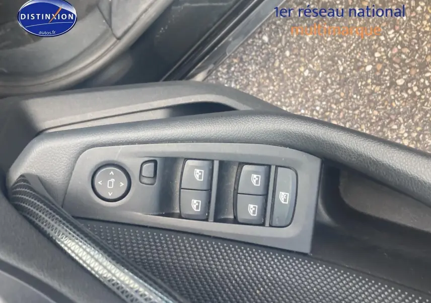 Panneau de commandes des vitres et rétroviseurs côté gauche dans une BMW Série 1 noire (f40) 118i 2023.