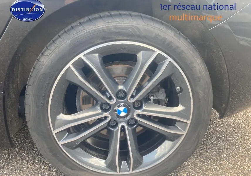 Gros plan sur la jante alliage 17 pouces à double rayons style 549 d'une BMW Série 1 noire côté arrière droit.