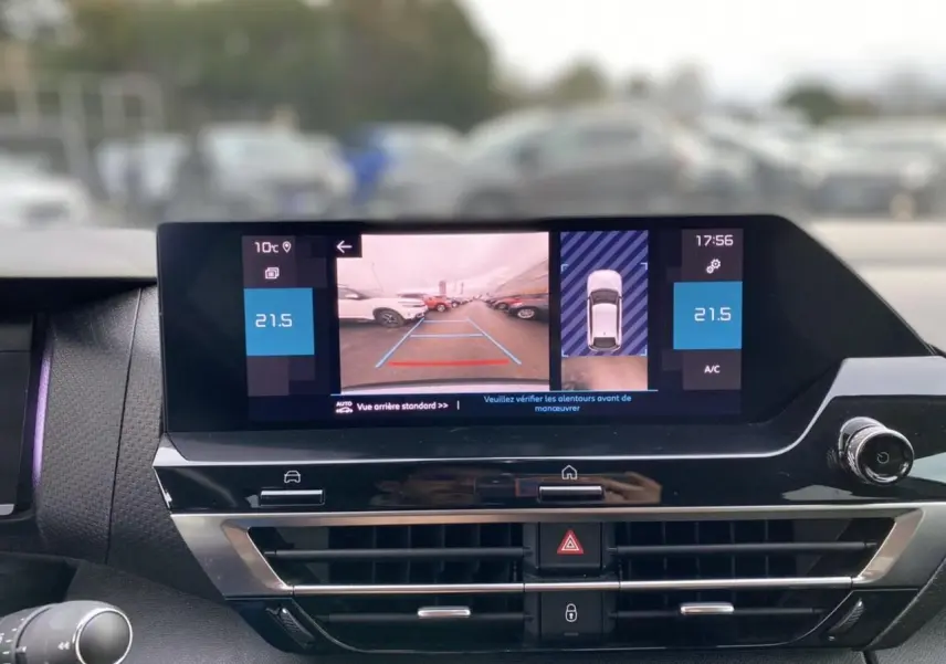 Écran central du tableau de bord de la Citroën C4 bleu Iceland montrant la caméra de recul et la climatisation à 21,5°C.