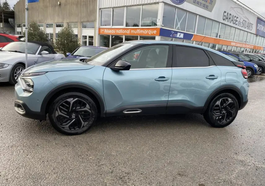 Profil côté gauche d'une Citroën C4 2021 bleu Iceland nacré avec jantes alliage 18'' AEROBLADE diamantées.