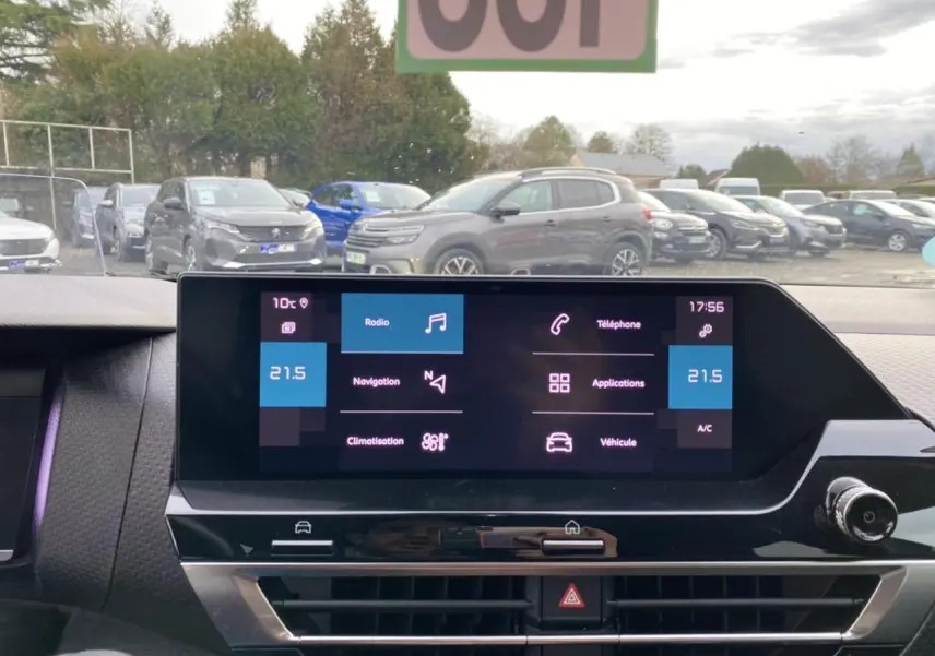 Vue intérieure du tableau de bord de la Citroën C4 2021 avec écran tactile central affichant la navigation et la climatisation.