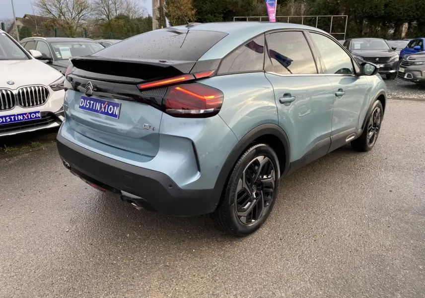 Vue 3/4 arrière droite d'une Citroën C4 bleu Iceland nacré avec jantes alliage 18'' Aeroblade et toit noir.