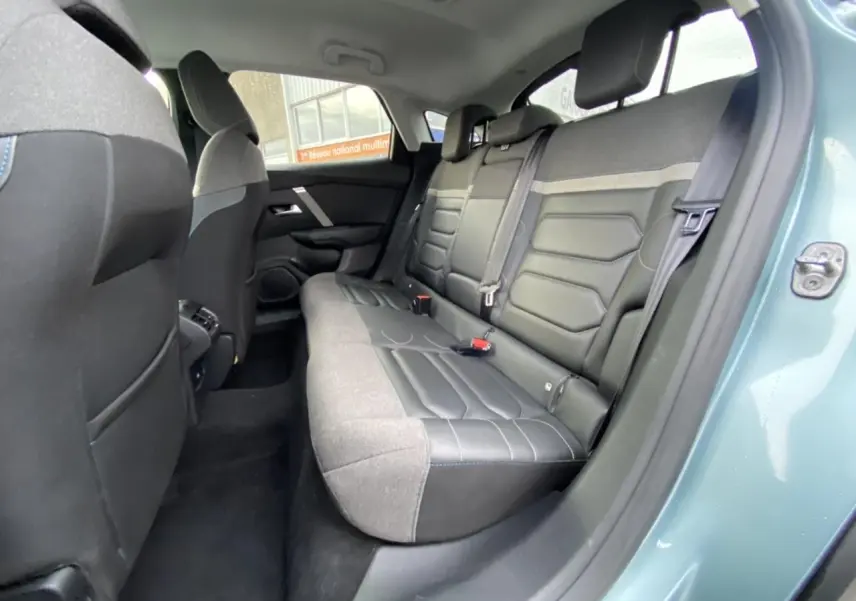Vue intérieure côté droit montrant la banquette arrière en tissu et cuir du Citroën C4 bleu Iceland nacré 2021.