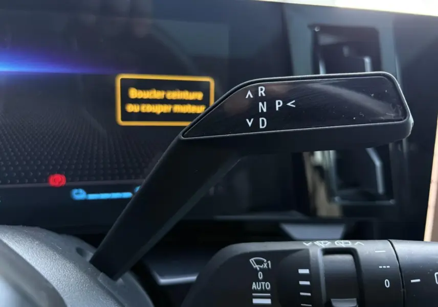 Le levier de vitesses automatique noir du Renault Austral E-Tech, vu de près dans l'habitacle.
