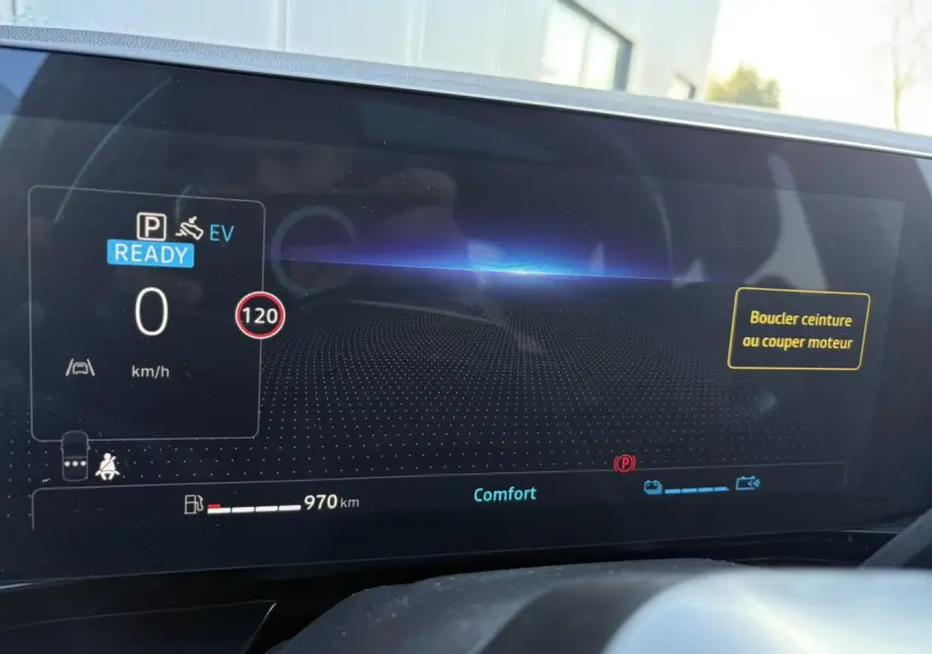 Tableau de bord numérique du Renault Austral E-Tech affichant vitesse, autonomie et mode Confort en vue rapprochée.