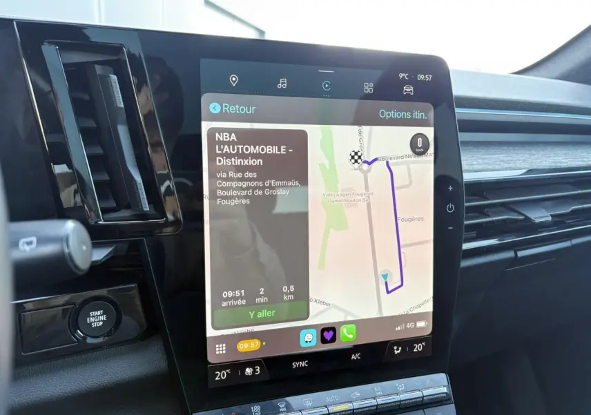 Écran tactile central du tableau de bord du Renault Austral 2024 affichant la navigation GPS et commandes climatisation.