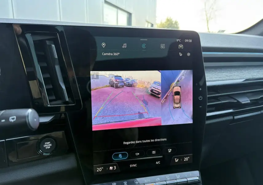 Écran central du Renault Austral E-Tech affichant la caméra 360° avec vue arrière et vue aérienne du véhicule rouge.