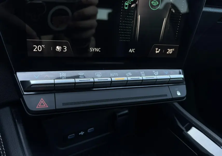 Détail du tableau de bord du Renault Austral 2024 montrant les commandes de climatisation et l'écran tactile.