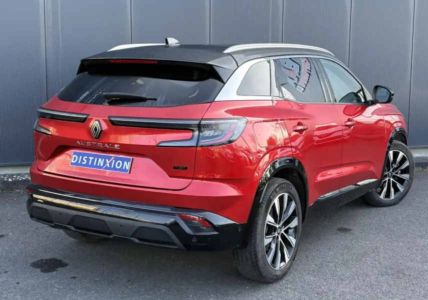Vue 3/4 arrière droite du Renault Austral rouge Flamme avec toit noir et jantes alliage 19 pouces.