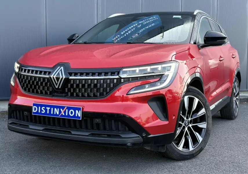 Renault Austral rouge Flamme en 3/4 avant droit, avec calandre noire et jantes alliage 19 pouces distinctives.