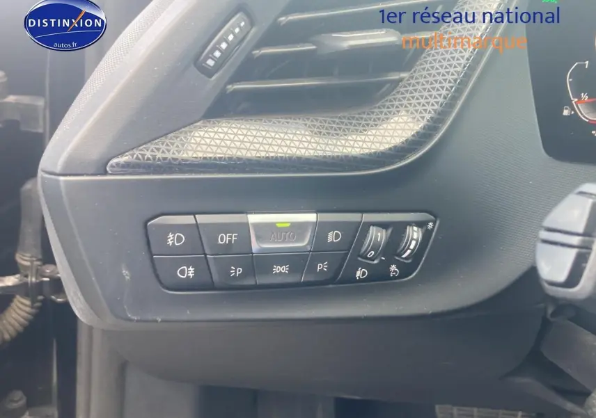 Gros plan sur les commandes d'éclairage intérieures noires du tableau de bord d'une BMW Série 1 noire (f40).