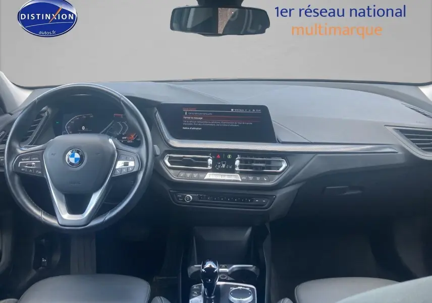 Vue intérieure avant de la BMW Série 1 (f40) 118i 2023 avec tableau de bord moderne et volant multifonction en cuir.