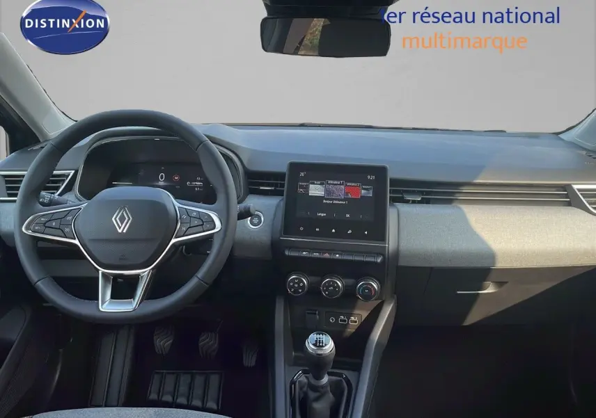 Intérieur de la Renault Clio 1.5 DCI 100ch Evolution 2025, tableau de bord gris avec volant multifonction et boîte manuelle.