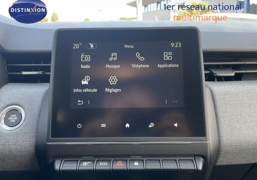 Écran tactile central de la Renault Clio 1.5 DCI 100ch Evolution 2025, affichant menu multimédia, intérieur gris.