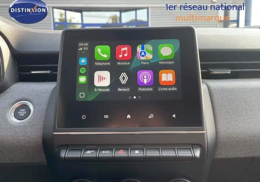Écran tactile central avec interface multimédia Renault dans l'habitacle d'une Clio 1.5 DCI 100ch gris schiste métal, vue de face.