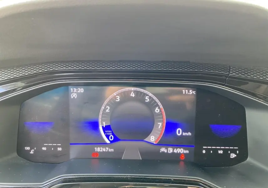 Tableau de bord numérique du Volkswagen Taigo 2022 affichant la vitesse à 0 km/h et la température extérieure à 11,5°C.