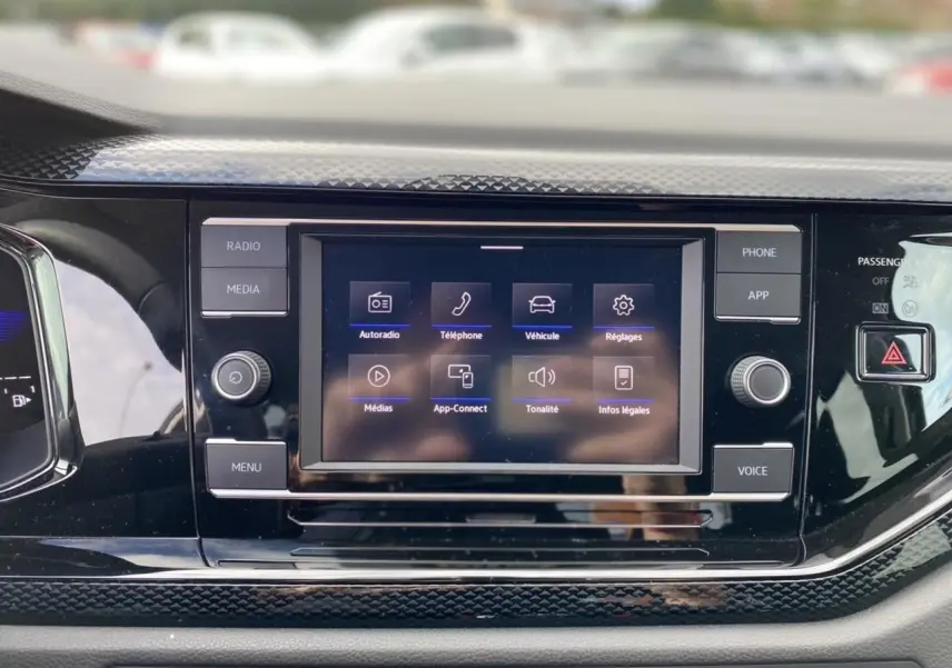 Écran tactile 8 pouces du système infotainment Ready 2 Discover dans le tableau de bord noir du Volkswagen Taigo 2022.