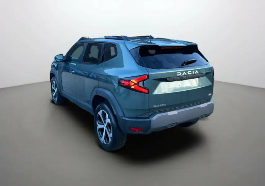 Vue 3/4 arrière droite du Dacia Duster 2025 vert cèdre avec feux arrière en forme de flèche et jantes alliage.