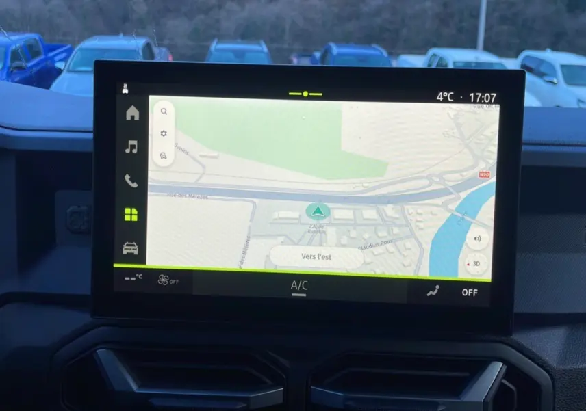 Vue intérieure centrée sur l'écran tactile du système de navigation du Dacia Duster TCE 130 4x2 Journey 2025.