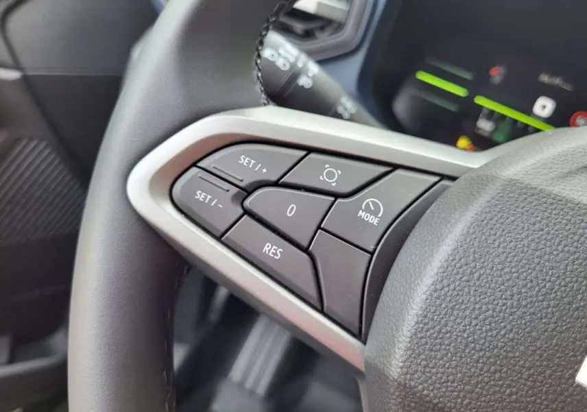 Gros plan sur les commandes de régulateur de vitesse au volant du Dacia Duster TCE 130 4x2 Journey 2025.