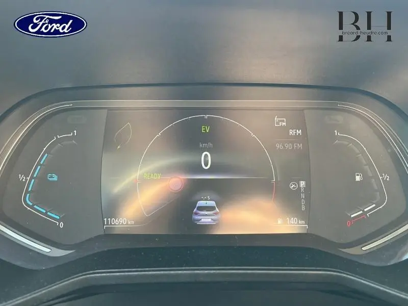 Tableau de bord numérique d'une Ford, affichant la vitesse à 0 km/h et l'autonomie restante.