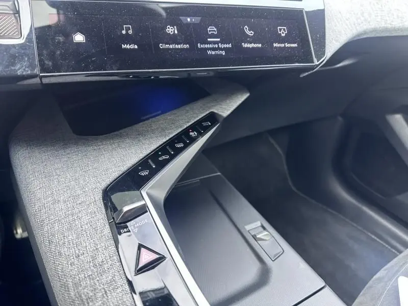 Détail de la console centrale du Peugeot 3008 2024 gris métal, avec commandes tactiles et écran multimédia.