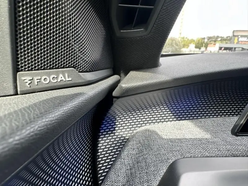 Gros plan sur l'enceinte Focal côté gauche de l'habitacle du Peugeot 3008 Nouveau gris métal 2024.