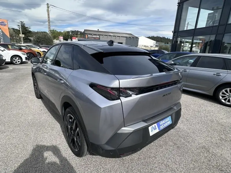 Vue 3/4 arrière droite du Peugeot 3008 Nouveau gris métal 2024, avec toit noir et feux arrière distinctifs en forme de griffes.