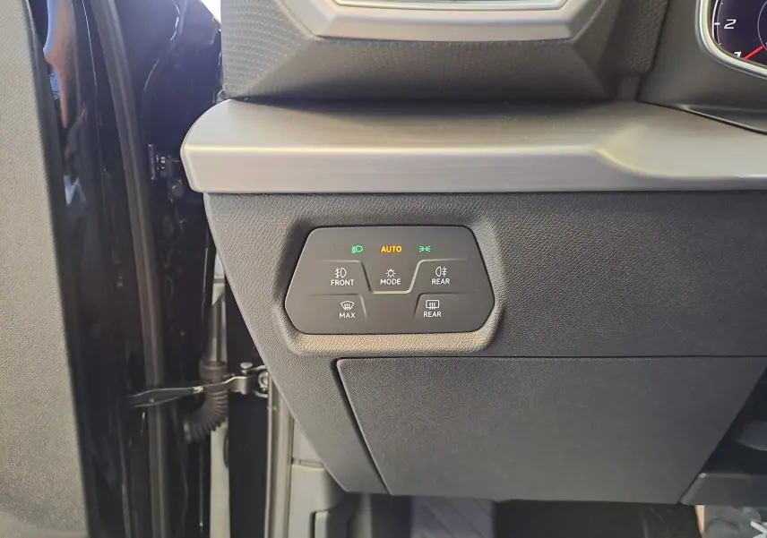 Panneau de commandes d’éclairage intérieur noir mat sur la gauche du tableau de bord d’une SEAT Leon Noir Minuit 2024.