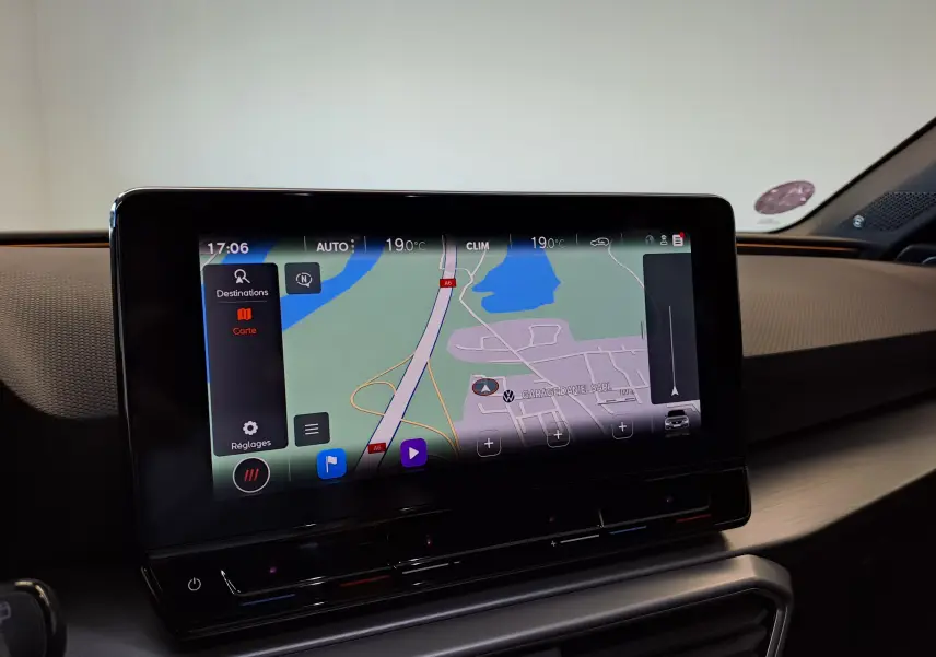 Écran tactile central affichant la navigation dans l'habitacle d'une SEAT LEON 1.5 eTSI Hybrid 2024 noir minuit.