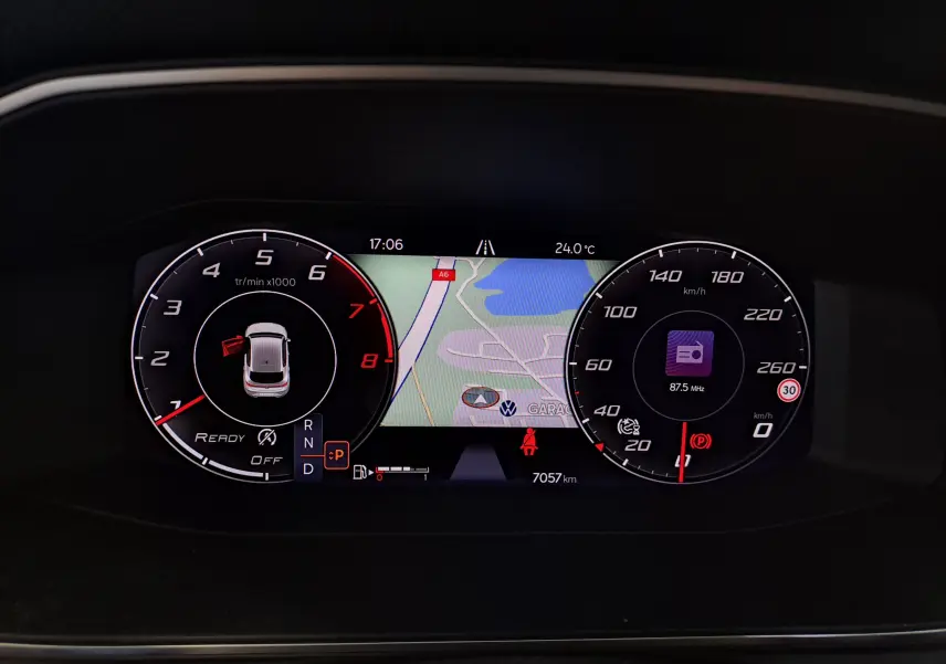 Tableau de bord numérique du SEAT Leon 1.5 eTSI Hybrid 2024 avec compte-tours, vitesse et navigation intégrée.