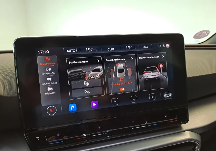 Écran tactile intérieur du SEAT LEON 2024 affichant les aides à la conduite et la température à 19°C.