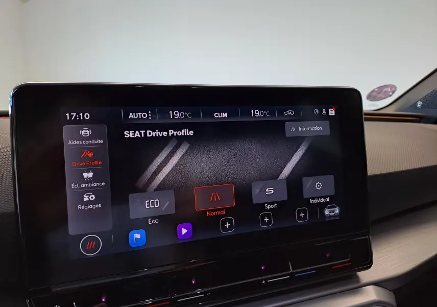 Écran tactile du tableau de bord de la SEAT LEON 2024 affichant les modes de conduite avec interface moderne.