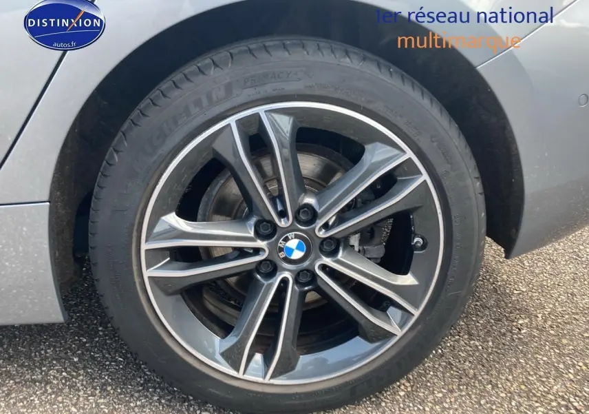 Gros plan sur la jante alliage 17 pouces double rayons style 549 d'une BMW Série 1 gris foncé côté arrière droit.