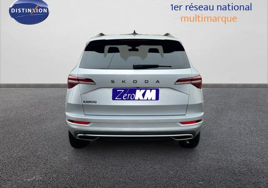 Vue arrière d'un Skoda Karoq gris argent métal 2025 avec feux LED et double sortie d'échappement intégrée.
