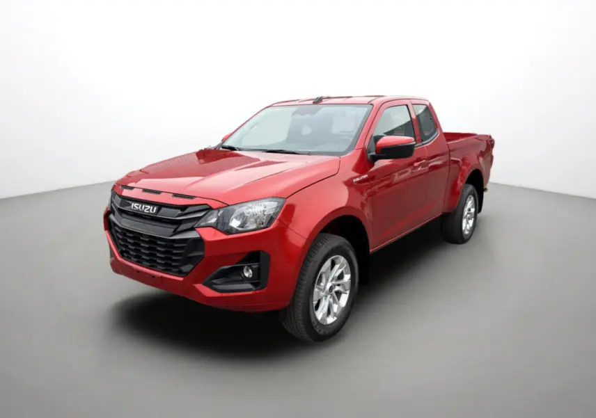 Vue 3/4 avant d'un pick-up Isuzu D-MAX rouge, avec calandre noire et jantes alu argentées visibles.