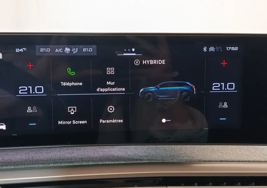 Écran tactile central du tableau de bord montrant l'interface hybride et la température à 21°C sur Peugeot 5008 gris clair.