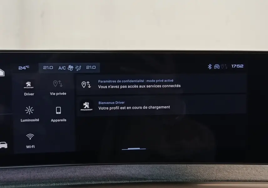Écran tactile central du Peugeot 5008 gris clair 2026 affichant les paramètres de confidentialité et profil en chargement.