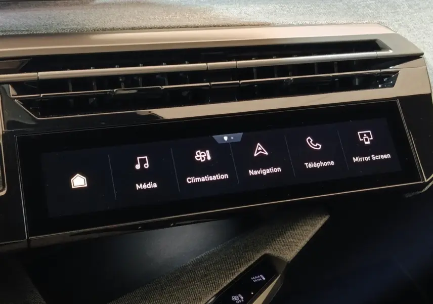 Écran tactile central affichant les menus multimédia, climatisation et navigation dans l’habitacle du Peugeot 5008 gris clair.