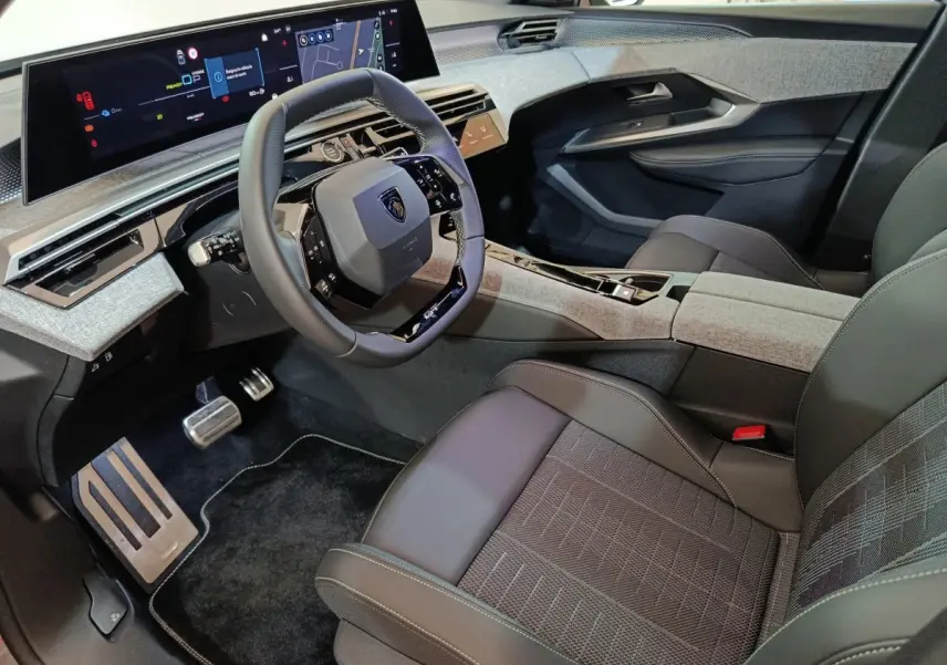 Vue intérieure côté conducteur du Peugeot 5008 1.6 PHEV 195 E-DCS7 GT 2026 avec tableau de bord numérique et volant cuir.