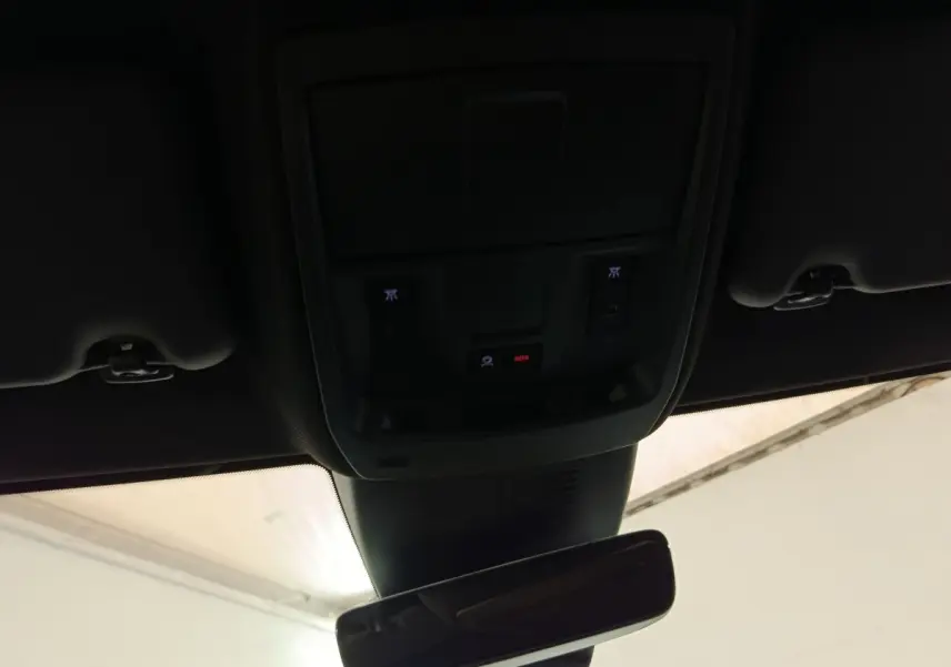 Plafonnier avec commandes SOS et éclairage, vue intérieure avant du Peugeot 5008 gris clair 2026 hybride rechargeable.