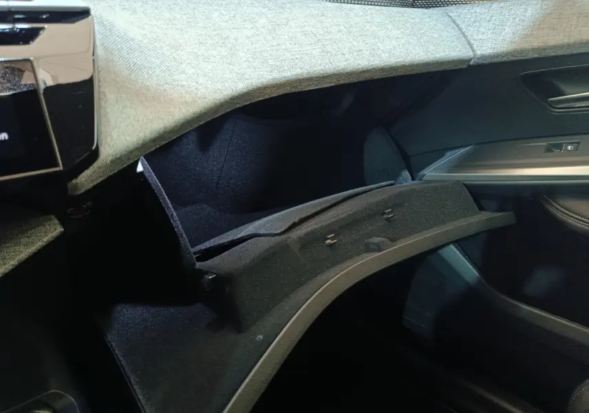 Gant de boîte à gants ouvert côté passager dans l’habitacle gris clair du Peugeot 5008 1.6 PHEV 195 E-DCS7 GT 2026.