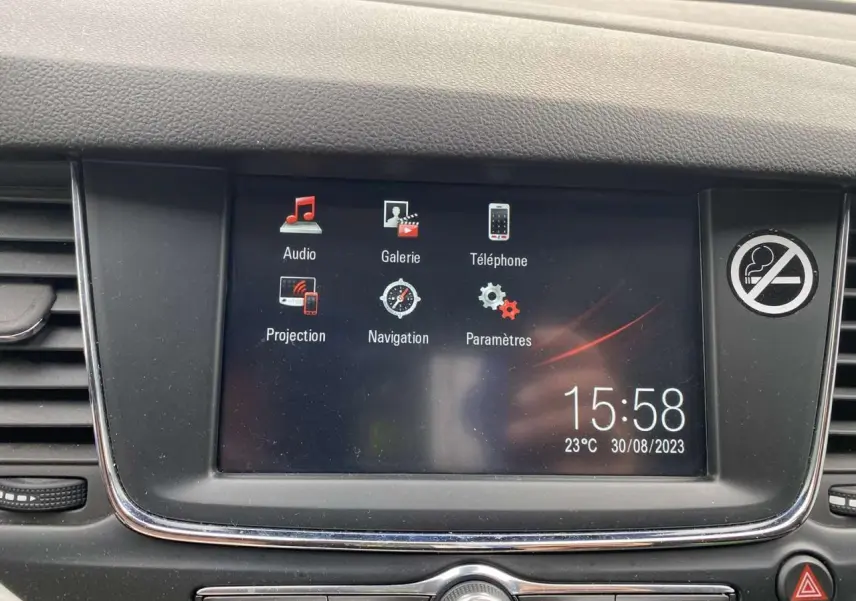 Écran tactile 7 pouces du système multimédia Opel Astra 2021 affichant les options audio, navigation et téléphone.