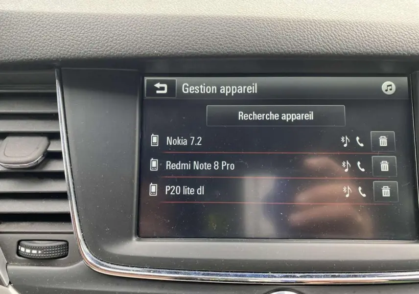 Écran tactile central de l’Opel Astra 2021 en Sovereign Silver affichant la gestion des appareils Bluetooth.
