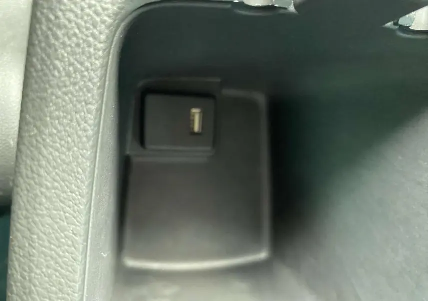 Gros plan sur la prise USB dans la console centrale de l'Opel Astra Sovereign Silver 2021.