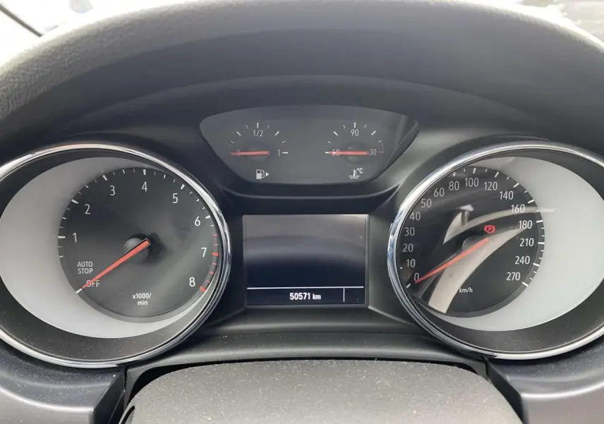 Vue rapprochée du tableau de bord de l'Opel Astra 2021, affichant le compteur et le kilométrage à 50571 km.
