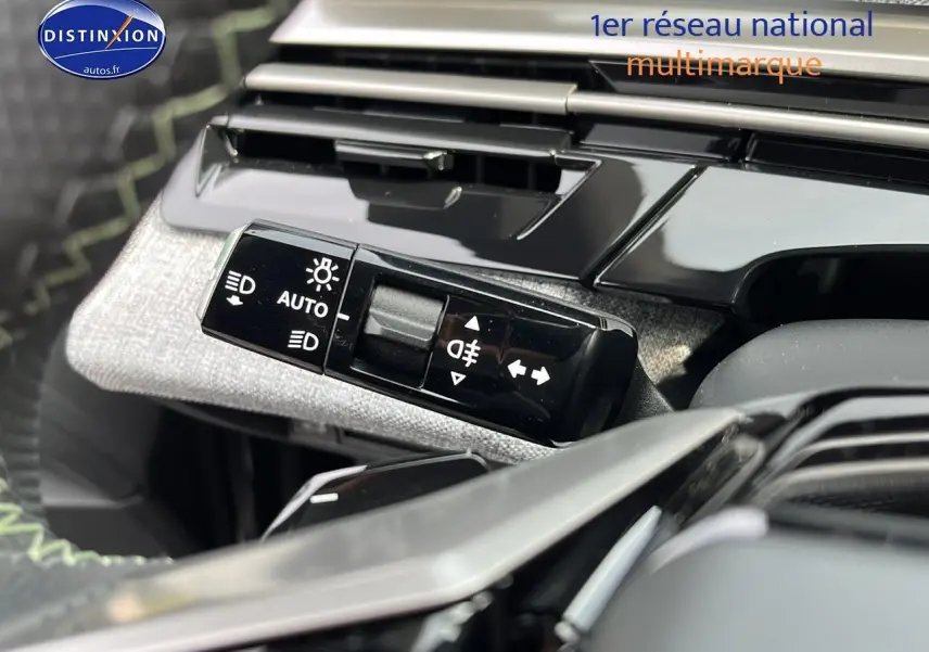 Gros plan sur la commande des phares automatiques et feux antibrouillard du tableau de bord gris du Peugeot 3008 2025.